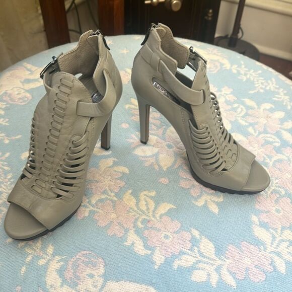 *BCBGeneration* Sz 8.5M Grey Woven Peep Toe Platform Leather Platform Heels - Picture 8 of 8